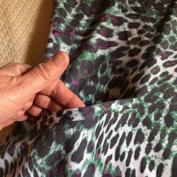 HEALING HANDS ANIMAL PRINT SCRUB TOP - Picture 4 of 7